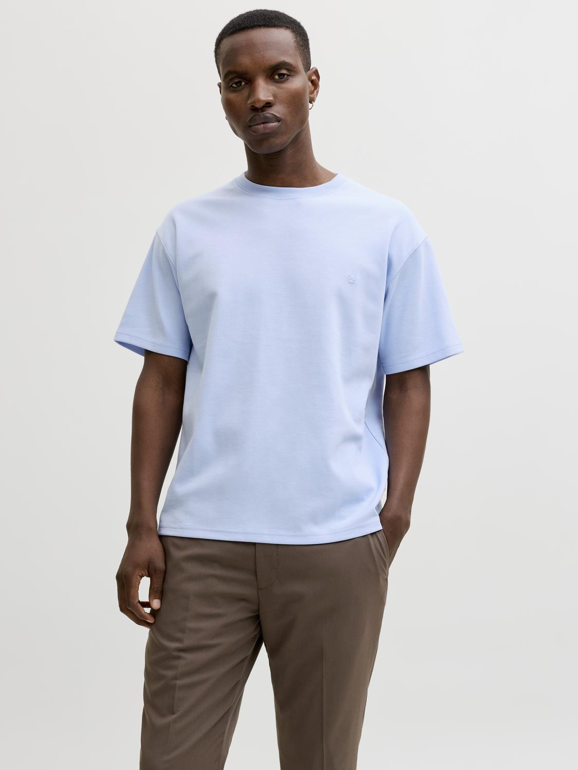 model_shot-front